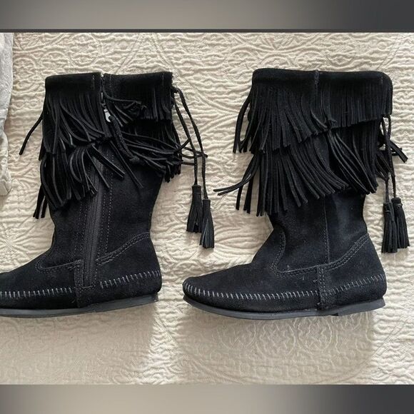 Minnetonka Black suede slouchy fringe zip up boots with Tassel bows - Like a New - Picture 5 of 12